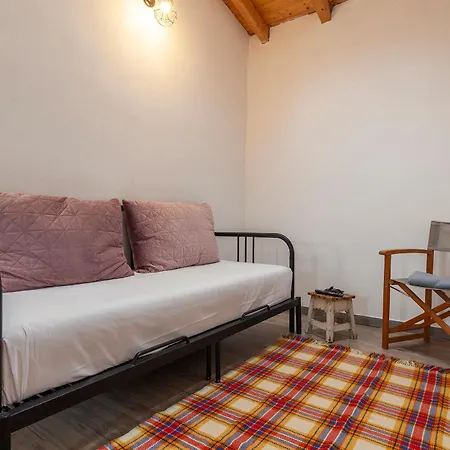 A28 - Castela Street Townhouse In Espiche Apartamento *