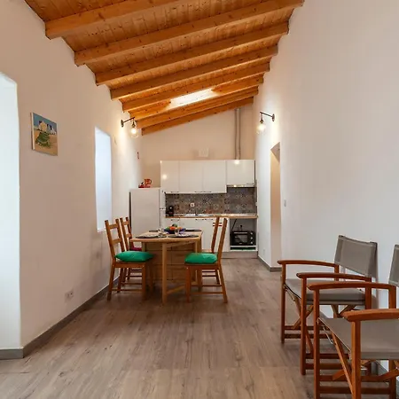 A28 - Castela Street Townhouse In Espiche *
