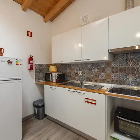 A28 - Castela Street Townhouse In Espiche Appartement Luz