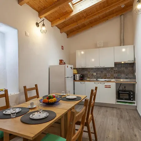 A28 - Castela Street Townhouse In Espiche *