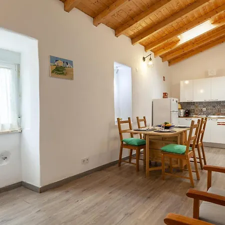 A28 - Castela Street Townhouse In Espiche * Luz