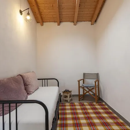 A28 - Castela Street Townhouse In Espiche * Luz