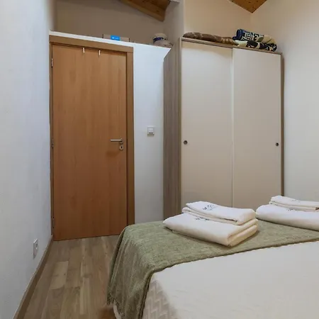 A28 - Castela Street Townhouse In Espiche *