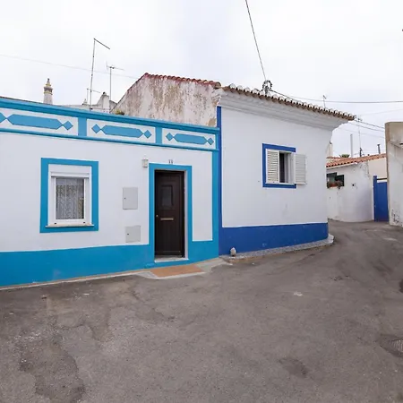 A28 - Castela Street Townhouse In Espiche * Senhora da Luz