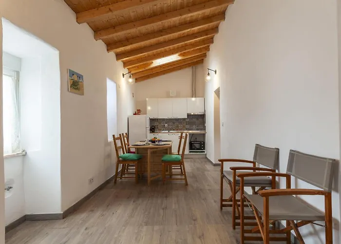 A28 - Castela Street Townhouse In Espiche *