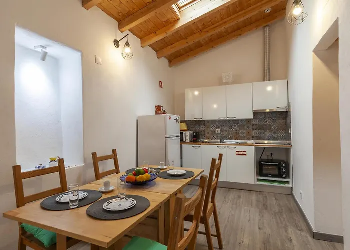 A28 - Castela Street Townhouse In Espiche *