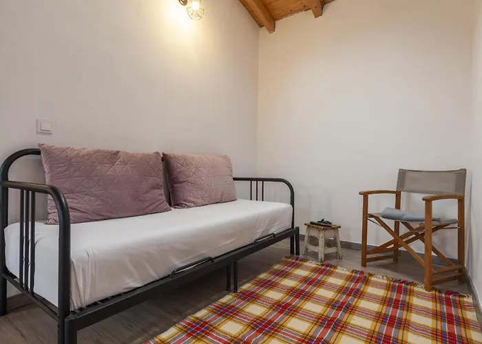 A28 - Castela Street Townhouse In Espiche Appartement