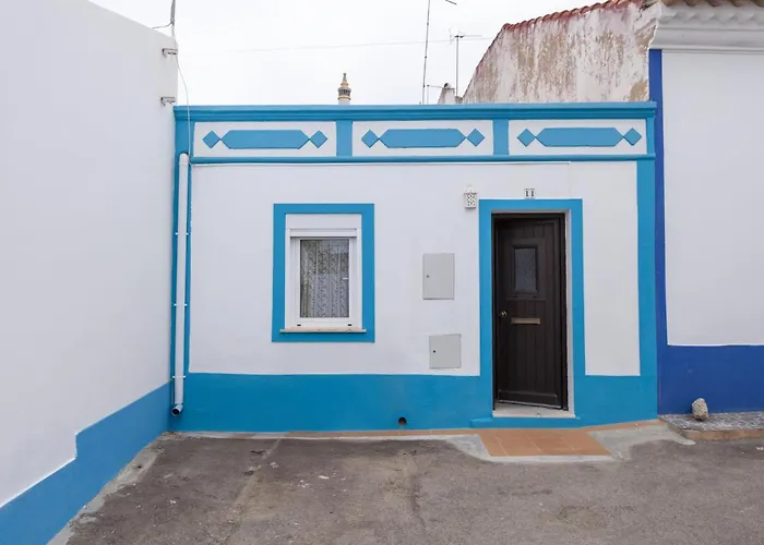 A28 - Castela Street Townhouse In Espiche Appartement Luz